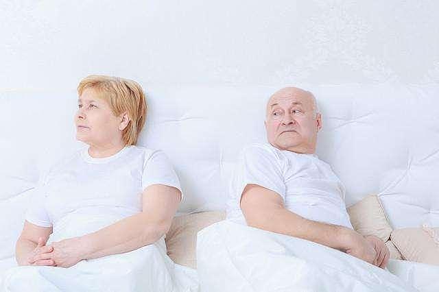 60岁后，夫妻还有必要睡在一起吗？分床睡好不好？ - 1