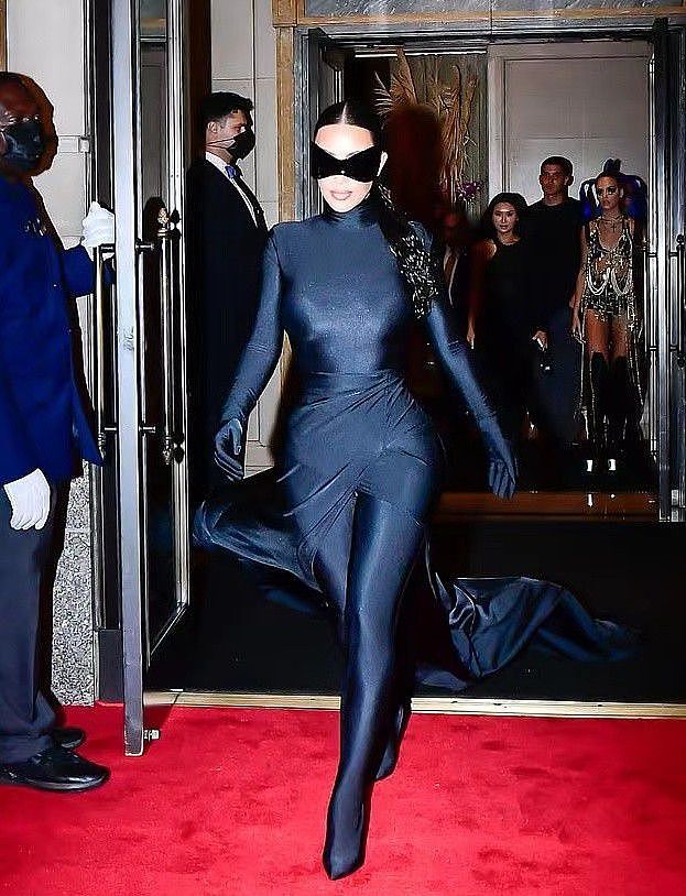 金卡戴珊的蝙蝠女造型好酷拎35万元的手提包，倒三角身材扭成S型 - 12