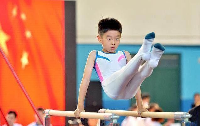 杨威:想让双胞胎女儿参加2032奥运会 体操不行就学全红婵练跳水 - 2