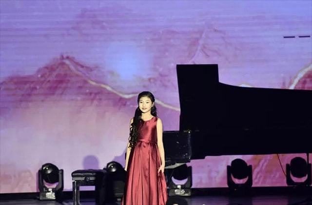 她是毛新宇女儿，毛主席曾孙女，今13岁长相甜美，被称钢琴小才女 - 9