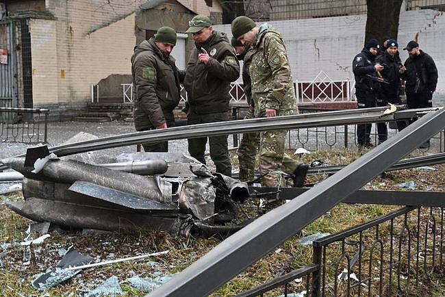乌克兰国防部传捷报：乌军夺回安东诺夫机场和一座公路桥 - 2