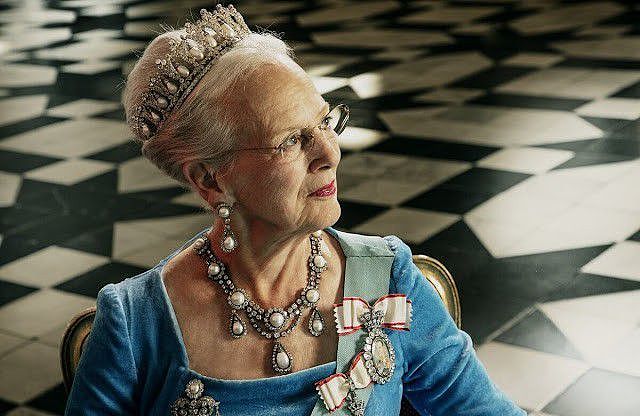 81岁丹麦女王的最新肖像照曝光！蓝裙配王冠很大气，抹红唇不服老 - 1