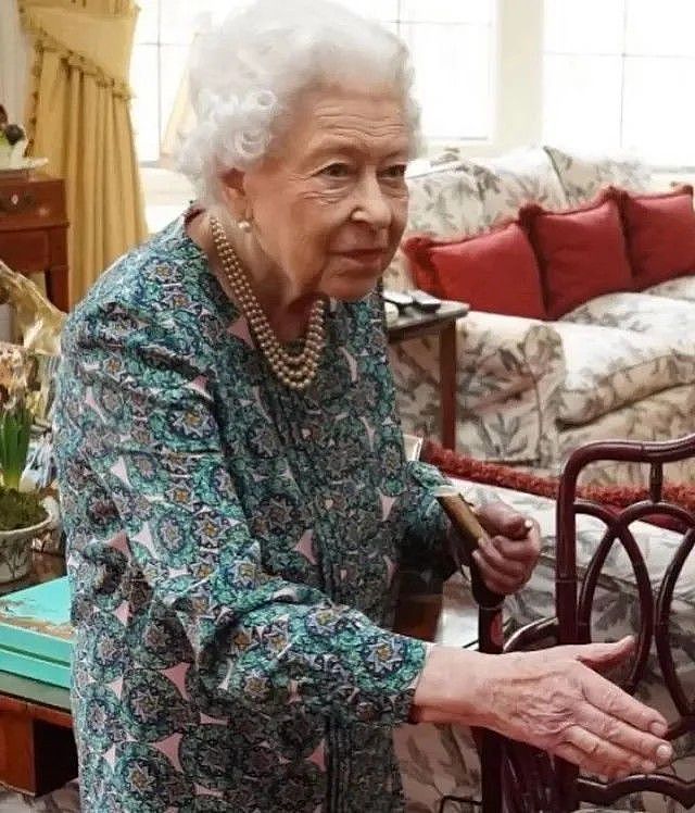 95岁英国女王确诊新冠，难怪老太太最新亮相好虚弱，佝偻着好瘦 - 8