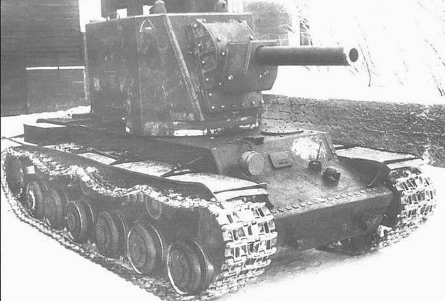 斯大林的钢铁巨无霸，震撼德军一整年的俄国怪物——KV重型坦克 - 4