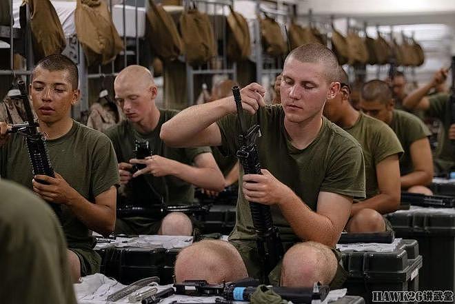 美国海军陆战队新兵学习清洁保养步枪 电影《全金属外壳》既视感 - 4