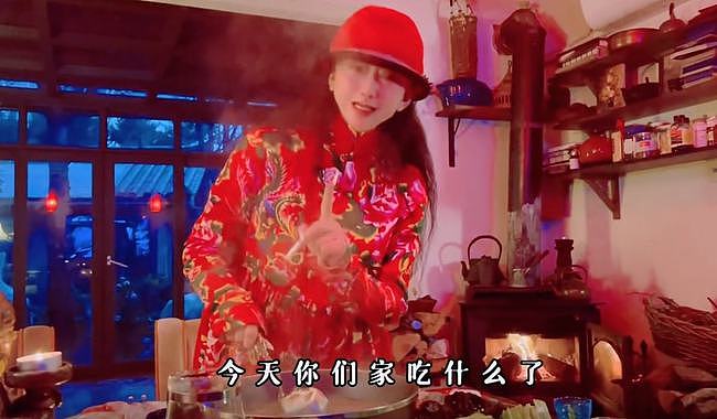 63岁杨丽萍亲自烧火做家务，大雪天吃柴火鸡，穿东北花袄气质好 - 6