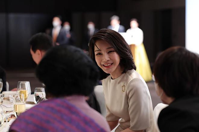 49岁韩国新第一夫人欢迎拜登！罕见盘起头发更美了，就是脖子前倾 - 5