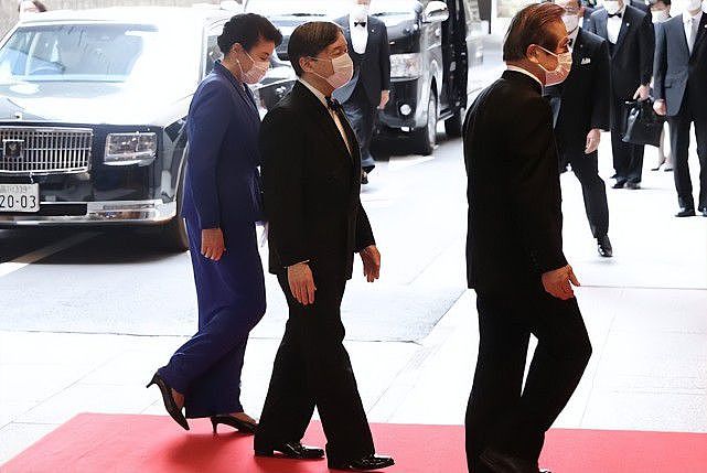 日本雅子皇后夫妇闪耀颁奖礼！穿裹身蓝裙太美，爱子越来越像妈妈 - 3