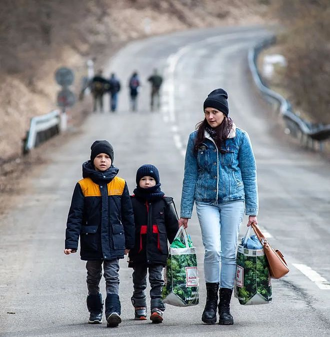 开战54天，500万难民，乌克兰最大的困境是人口流失？ - 11