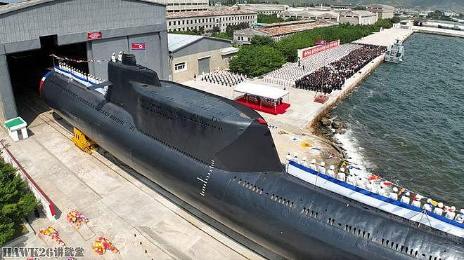 朝鲜新型弹道导弹潜艇下水 老式R级魔改版 配备两种直径潜射导弹 - 1