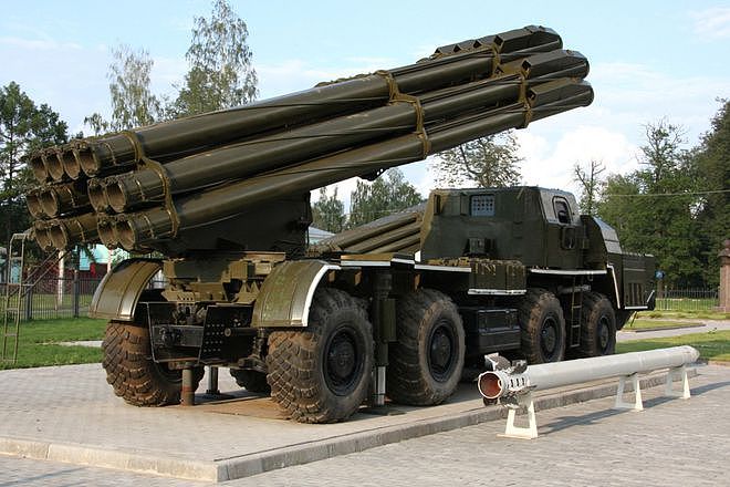 火力残暴！俄军BM30“龙卷风”火箭炮参战，发射12枚炮弹仅需38秒 - 4