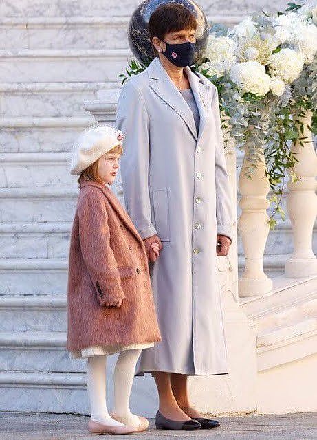 摩纳哥王妃缺席国庆盛典！6岁公主粉配白萌度爆表，精致似瓷娃娃 - 7