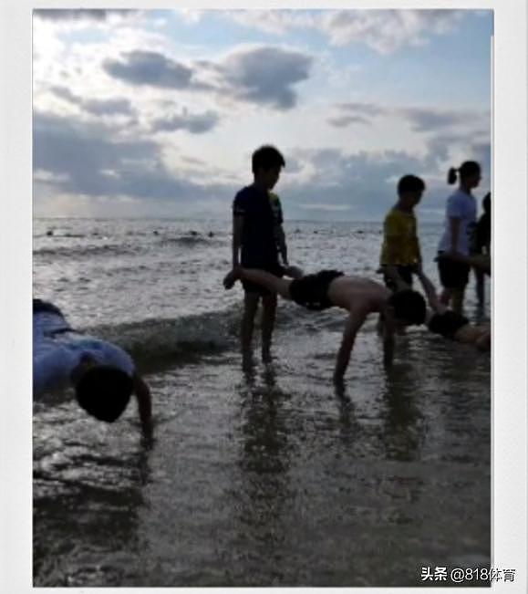 青春年少！全红婵惠东海滩训练仰望星空，背着网兜下海摸鱼捞螃蟹 - 3