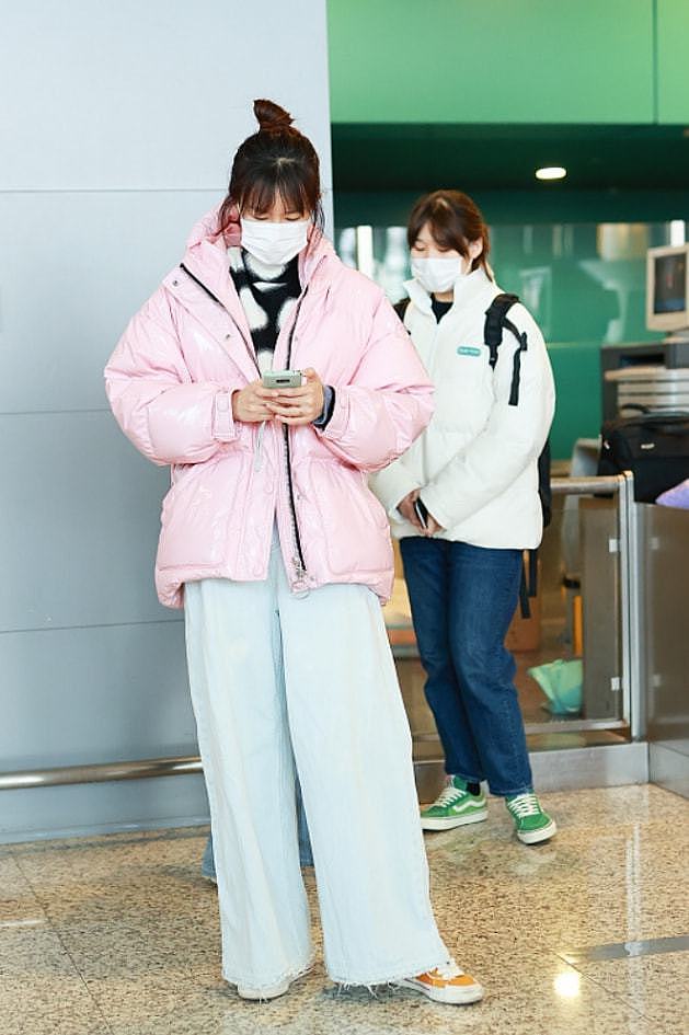 40多岁的李艾也不年轻了，可穿搭还跟90后似的，粉色外套真嫩 - 4