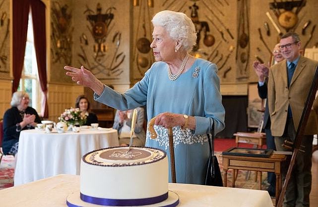 95岁英国女王庆祝登基70周年！穿斗篷大衣亮相，拄着拐杖消瘦好多 - 6