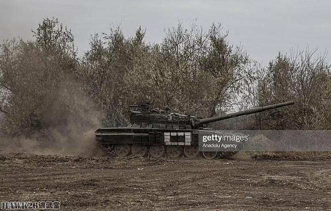 乌克兰军队抢修受损坦克 T-72加装屏蔽装甲 年迈车组留在一线战斗 - 18