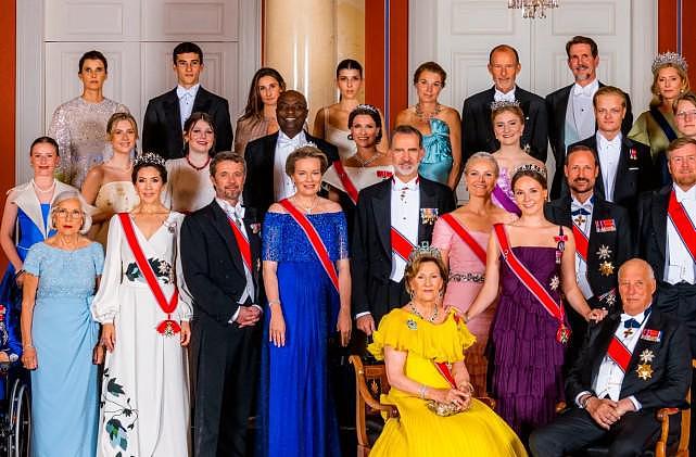 欧洲王室齐聚！挪威公主的黑人未婚夫在大合影中扎眼，唯一的黑人 - 2