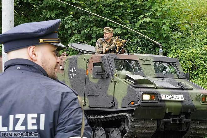 德国军警举行联合反恐演习 搜剿逃入山地的恐怖分子 装甲车很重要 - 1