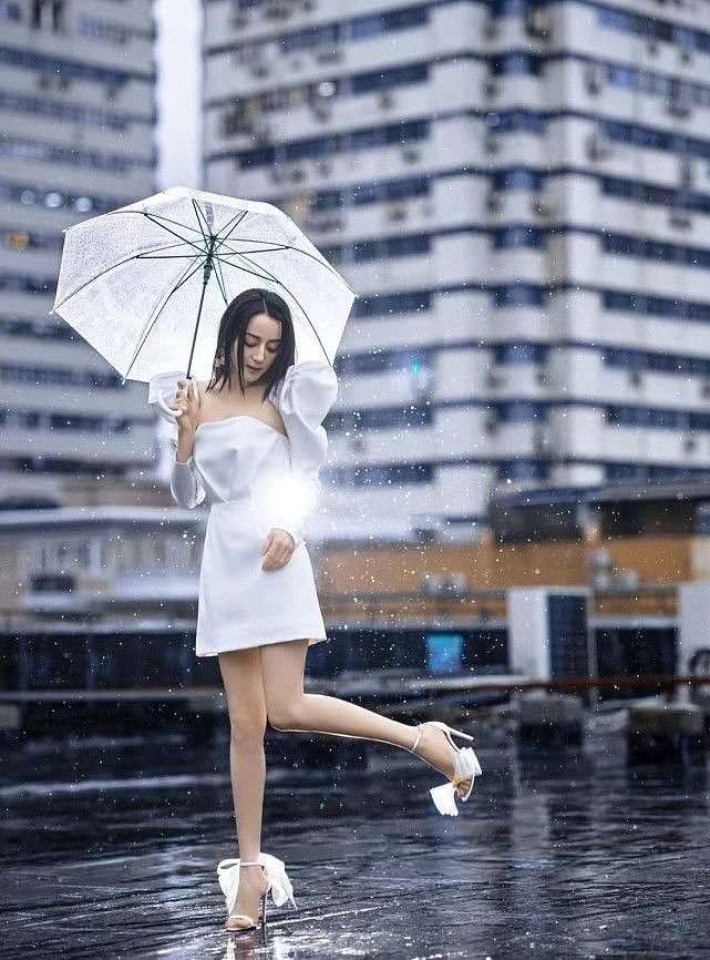 热巴久违的名场面曝光！穿白色礼服站在雨天里，打塑料伞有奢华感 - 5