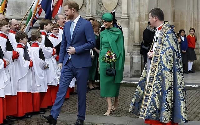 凯特终于发力了！穿6千多的绿裙亮相换风格，可惜输给梅根的战袍 - 12