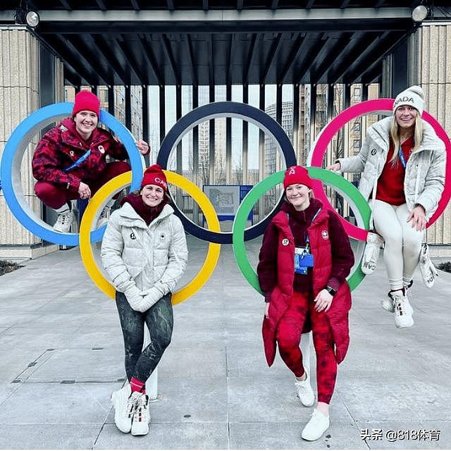笑喷！加拿大运动员北京冬奥村第一次见蹲坑厕所，一脸懵不知所措 - 2