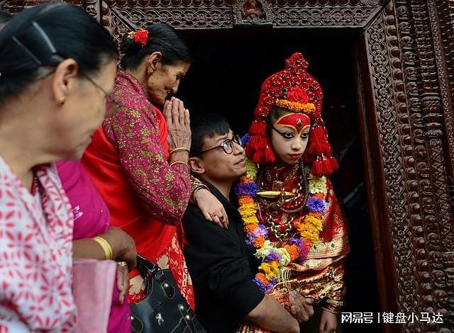 尼泊尔活女神：4岁筛选上位，国王见了得下跪，嫁人却成了难题 - 6