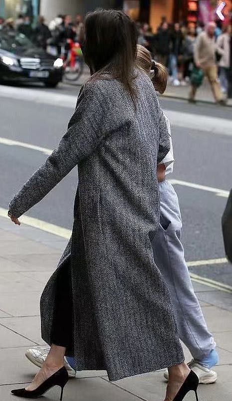 安吉丽娜朱莉的私服超A！穿灰色大衣显瘦洋气，手插兜秀女王气场 - 5