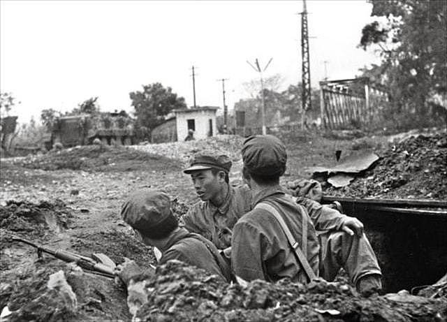 对越反击战胜利后，越军特工潜入我国，抓走一名解放军侦察班长 - 5