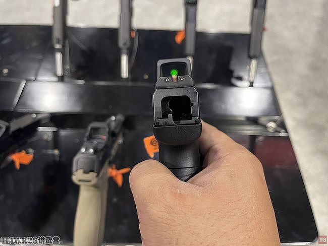 直击SHOT Show：HOLOSUN全新微型红点镜匹配原厂机械瞄准具 - 6