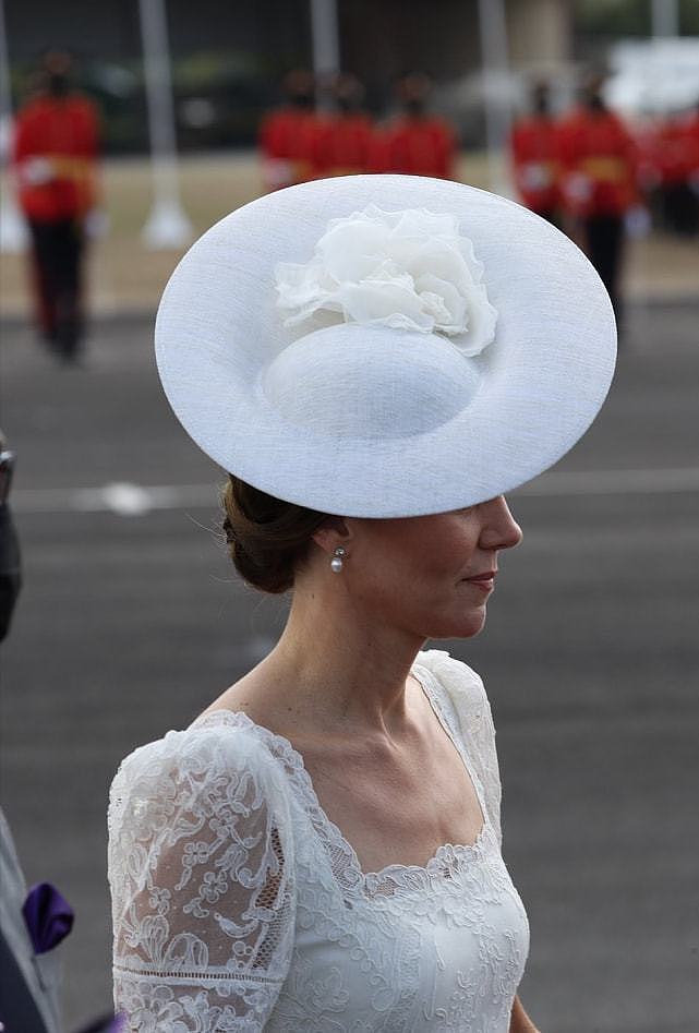 凯特闪耀亮相阅兵仪式！一身蕾丝白裙气质太好，配白色礼帽好惊艳 - 3
