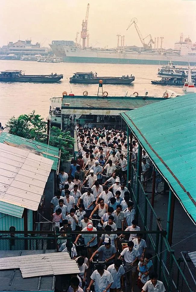 上海轮渡排队拥挤踩死66人：1987年12月10日陆家嘴出现踩踏事故 - 1