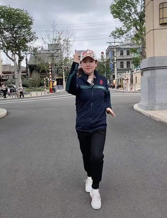 39岁童星关凌引争议！在北京马路中间开心热舞，不戴口罩被批嘚瑟 - 5