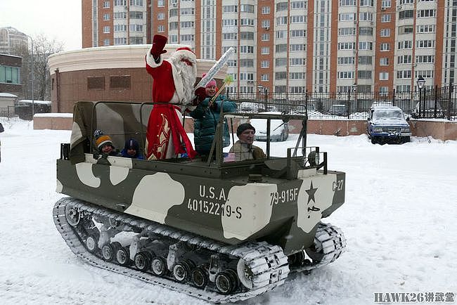 在雪地上撒点野：俄罗斯一博物馆开出古董运输车 拉着孩子们兜风 - 8
