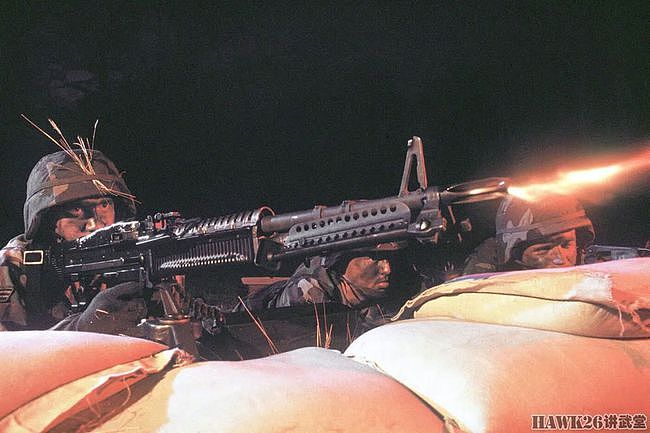 被《第一滴血》套牢的M60机枪 美国作家讲述舱门机枪的射击难点 - 17