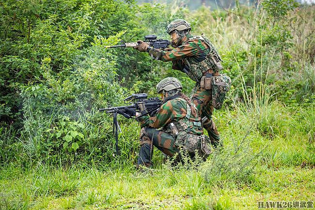 荷兰士兵在卢旺达进行实战演习 女兵端米尼米冲锋 猴子树上看戏 - 1