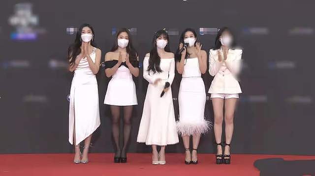 韩国红毯明星尴尬现场：同台撞衫700元服装，造型全白被嘲像奔丧 - 3