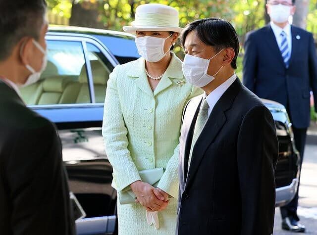 日本58岁雅子皇后的新造型翻车！拖地长裙显得好臃肿，发福成肉墩 - 13