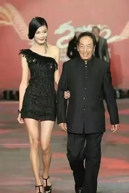 75岁王奎荣罕露面，白发苍苍老年斑明显，与38岁娇妻同框似父女 - 7