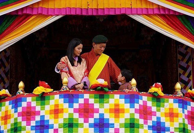 不丹王后结婚10周年纪念日！夫妇俩逛机场，甜蜜互动浪漫如初恋 - 9