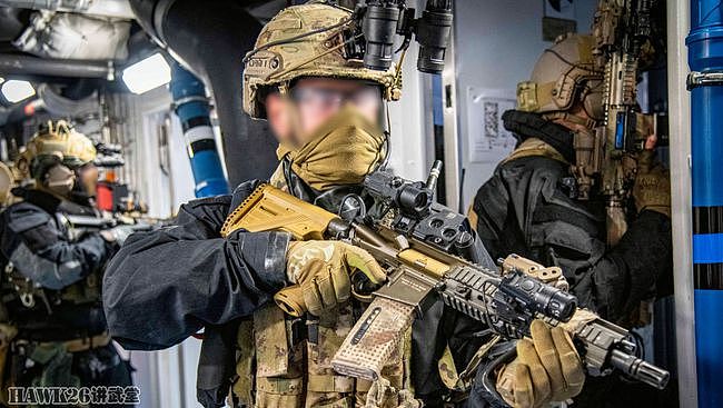 意大利海军特种部队“黑影”演习 全员配备HK416 女人质演技精湛 - 1