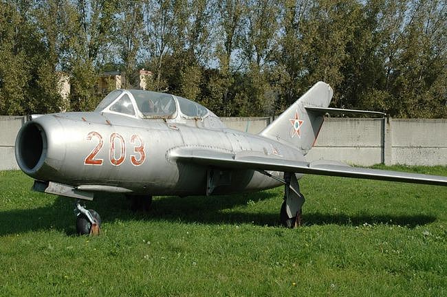 它是苏联第一代战机 产量超16500架 是美制F-86佩刀的噩梦 - 5