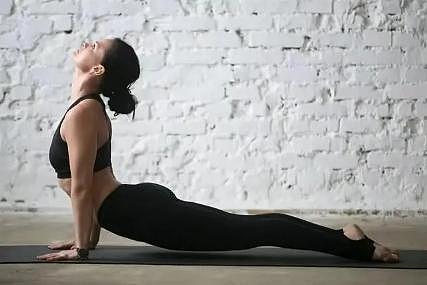 这些瑜伽体式要坚持练习，扩展胸腔，活动肩背，由内到外地放松 - 3