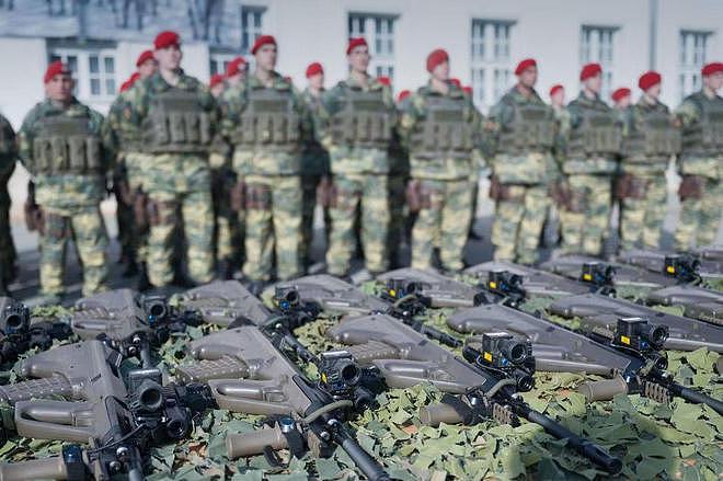 奥地利开始列装新型AUG步枪 采用模块化设计 提升士兵作战效率 - 1