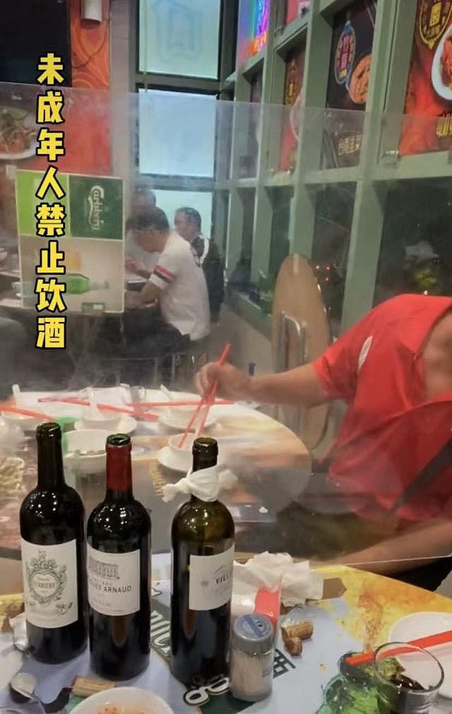 63岁香港戏骨一顿喝六瓶酒，醉酒后对镜头剔牙打嗝，喊话没钱命苦 - 3