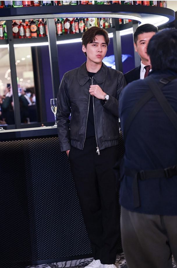 李易峰有种“痞帅感”，身穿黑色夹克好个性，释放男性荷尔蒙 - 1
