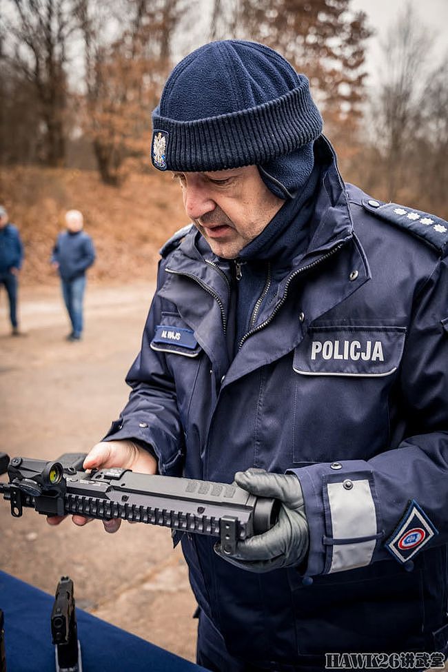 波兰警方体验新型40mm榴弹发射器 枪挂抵肩两用 设计颇有新意 - 5