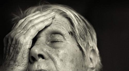 为什么老年痴呆患者越来越多？提醒：50岁后尽量改掉这4个坏习惯 - 7