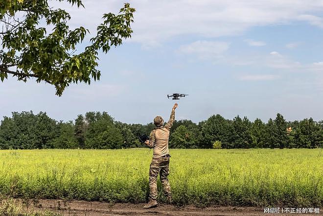 俄乌战场上民用无人机的春天：小型无人机挂手雷打单兵 - 9