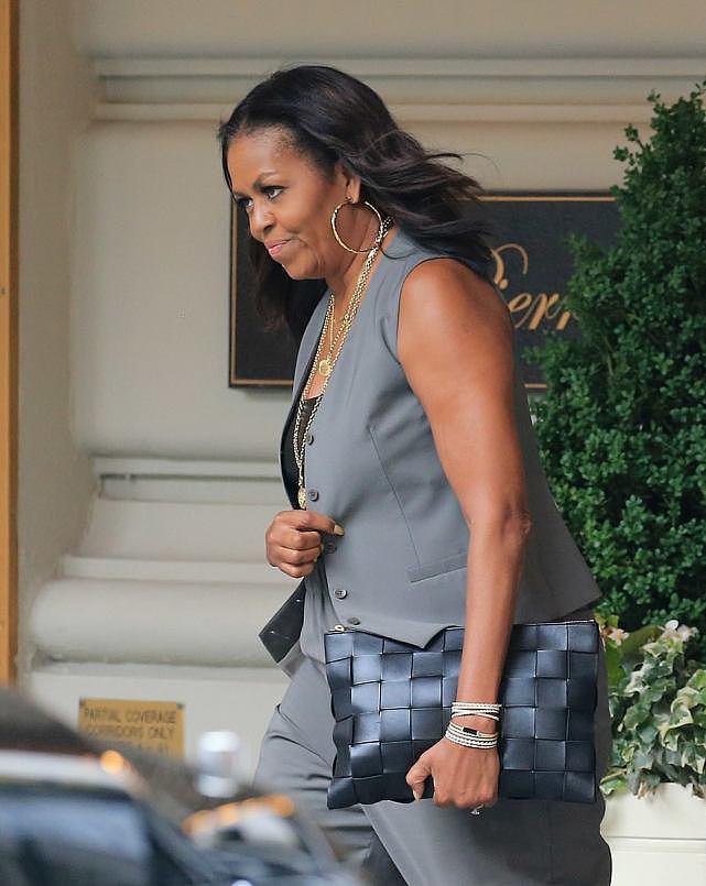 58岁的奥巴马夫人依然不服老穿一身灰色出街好高调，身边都是保镖 - 1