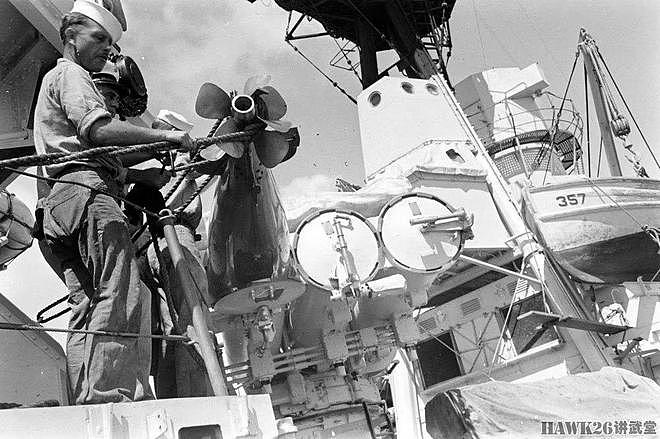 二战美国海军驱逐舰上的四联装鱼雷发射管 水兵坐上面用肉眼瞄准 - 8